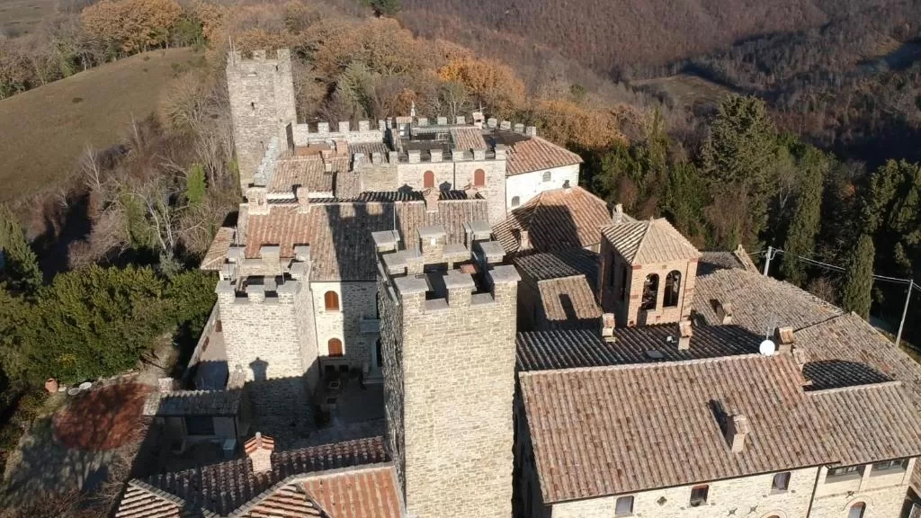 castello di giomici   valfabbrica 00